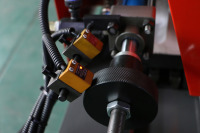 Machine automatique de chanfreinage et de bordage des coins métalliques EF AC60 pour le polissage, l'ébavurage et le chanfreinage des tuyaux avec composants d'engrenage