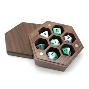 Boîte à dés en bois <span class=keywords><strong>de</strong></span> noyer noir naturel <span class=keywords><strong>pour</strong></span> jeux <span class=keywords><strong>de</strong></span> rôle Dungeons and Dragons (D&D) avec couvercle magnétique robuste - Product Image 3