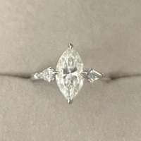 Anillo de Compromiso con Diamante Cultivado en Laboratorio con Certificación IGI, Corte Marquesa de 0.5-3CT, Tres Piedras, Piedras Laterales en Forma de Pera, Oro Sólido de 18K Personalizado
