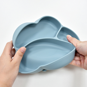 Plato de silicona con divisiones para niños, bandeja de alimentación con forma irregular en colores rosa, azul y verde. - Product Image 4