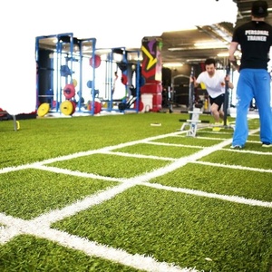 Revêtement de sol en <span class=keywords><strong>gazon</strong></span> artificiel acrylique de haute qualité et durable MCG de <span class=keywords><strong>15</strong></span> mm pour usage sportif scolaire - Résistant au feu et écologique - Product Image 5