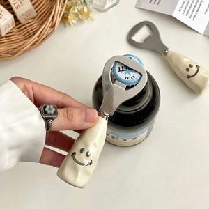 Ouvre-bouteille mignon en forme de visage souriant avec poignée en plastique imitant une poignée en céramique, peut se tenir debout - Product Image 2