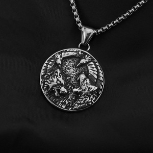 จี้สร้อยคอผู้ชายสไตล์นอร์ดิกวินเทจ ทำจากสแตนเลส ลายวิคกิ้ง เซลติก หมาป่า นกกา - Product Image 2