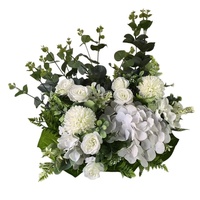 Plantes vertes artificielles en pot avec des têtes de fleurs de rose et de lys dans des pots décoratifs pour la décoration de la maison, les occasions de mariage