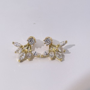 Pendientes de Botón para Mujer con Diseño de Racimo de Hojas Tridimensional, Chapados en Latón, Clásicos, Elegantes y Lujosos de Tianyu Gems - Product Image 3