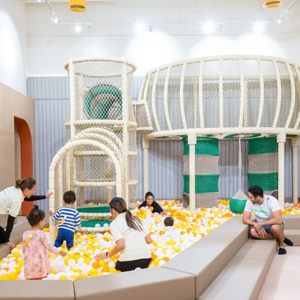 Structure de jeu compacte autoportante Ropecube pour intérieur, aire de jeux pour maternelle, préscolaire et tout-petits, structure de filet d'escalade - Product Image 1