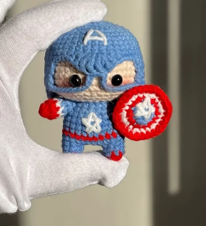 Usine Mignon Fait Main Film Crochet Creative Jouets Mini Super Héros Personnages Couleur et Taille Personnalisées