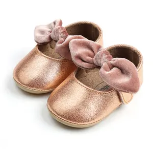 有现货的女婴玛丽珍平底鞋，蝴蝶结防滑蹒跚学步第一步行者公主礼服鞋