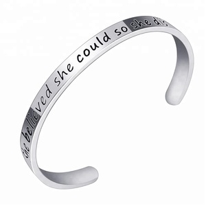 Pulsera de oro rosa de acero inoxidable, brazalete para mujer, ella creyó que podría hacerlo - Product Image 2