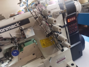 Machine à coudre industrielle à point interlock manuelle 3-en-1 RONMACK RM-500N-03UTD avec moteur et engrenage pour usine de confection - Product Image 3