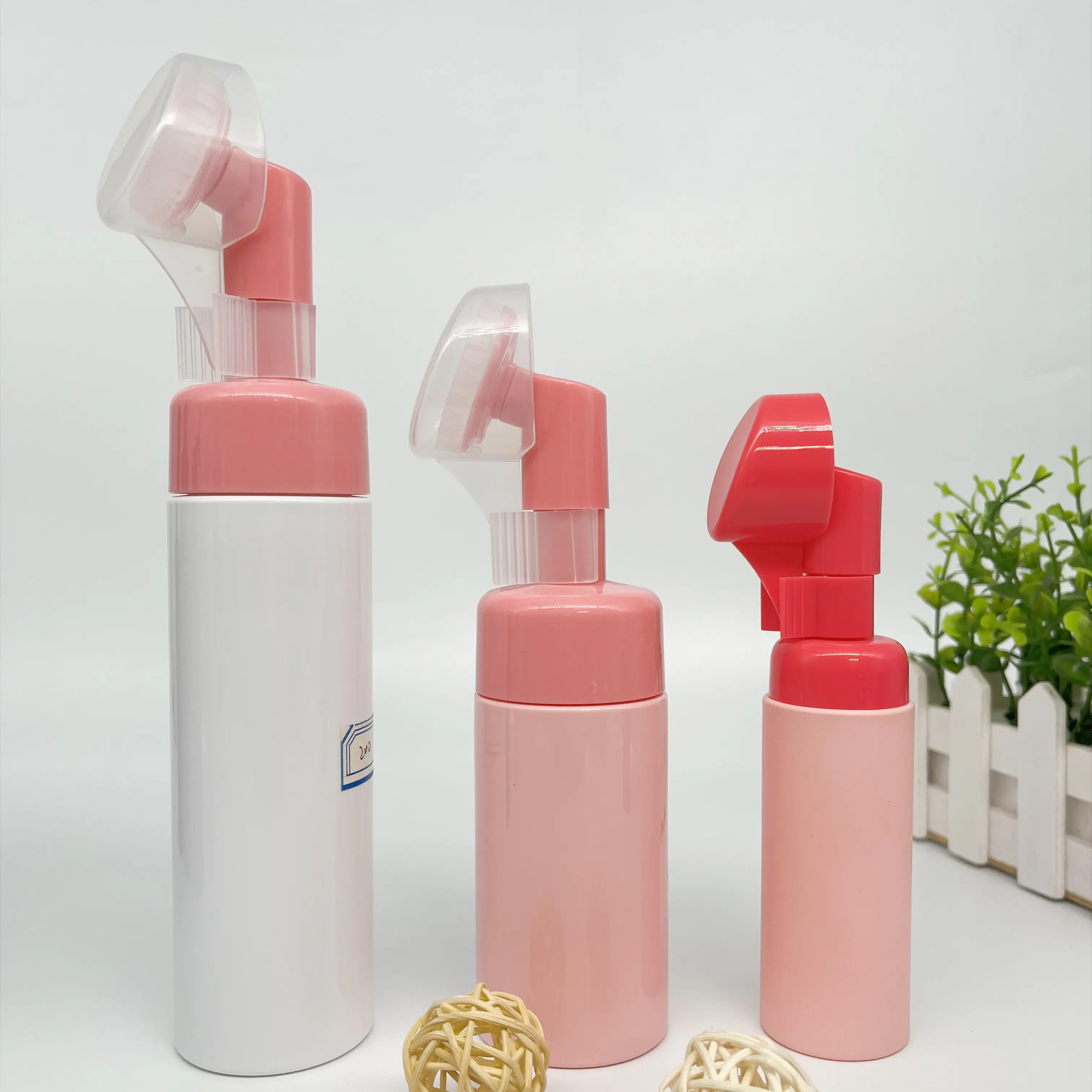 Großhandel kunden spezifisches Produkt Pump Cap rosa PET Kunststoff leere Schaum flasche mit Reinigungs bürste für die Gesichts reinigung auf Lager