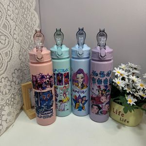 Vaso de Color Sólido de 800 ml con Pajita, Resistente a Caídas y Altas Temperaturas, con Tapa de Resorte, Diseño K-pop Witcher Girls - Product Image 2