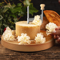 Roulette à fromage rotative manuelle en acier inoxydable avec base en bois massif pour trancher le chocolat, le fromage et le beurre, et former des rosettes florales