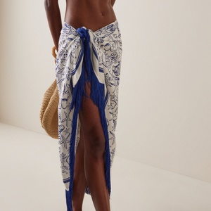 Jupe Sarong Imprimée Élégante Motif Marin Coquillage pour Femme, avec Liens Latéraux Ajustables et Franges à Pompons Bleues, Idéale pour la Plage et les Fêtes - Product Image 2