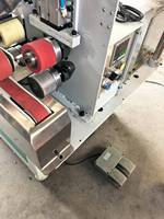 Machine à ourler et à perforer les bâches, tout-en-un