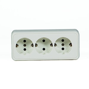 Presa di montaggio a superficie a 3 vie, design bianco, ideale per connessioni elettriche in spazi ridotti o aggiuntivi. - Product Image 1