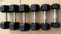 Ensemble d'haltères hexagonales en caoutchouc noir avec logo personnalisé, poids d'entraînement de qualité professionnelle pour la musculation et la force