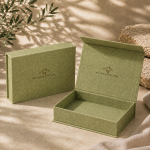 Boîte cadeau rigide en lin vert texturé avec couvercle à charnière, emballage personnalisé avec logo pour bijoux, parfums, boutiques et produits de vente au détail - Product Image 1