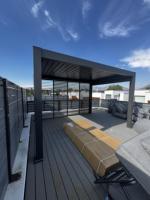 Pergola à lames orientables motorisée HESIWEI pour extérieur, toit en aluminium, jardin, patio, cour, villa de luxe, hôtel