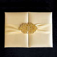 Invitation de livret de porte à couverture rigide en tissu de soie dorée de luxe avec boucle de ruban poche RSVP multi couleurs disponibles