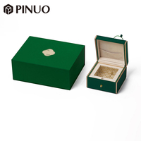 PINUO Chinoiserie Luxus Schmuck Geschenkbox-Set Grün-Gold Metallkante Gravierter Deckel Magnetische Außenbox Creme-Wildleder Logo
