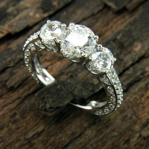 Anello di Fidanzamento Classico con Zirconia Cubica a Otto Cuori e Otto Frecce per Donne, Gioiello Romantico per Matrimonio con Elegante Design della Fascia - Product Image 1