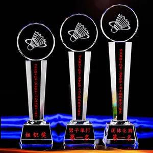 Günstige transparente benutzer definierte Design geschnitzte Logo einzigartige Badminton Trophäe Glas Kristall Trophäe Auszeichnungen für Sport Event Souvenirs Geschenk