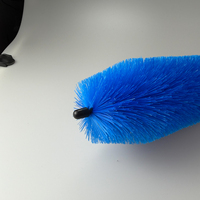 Cepillo Profesional para Ruedas DINJAKA de 42 cm con Cabezal Angulado, Cerdas Azules Resistentes, Mango Negro, Filamento de Nailon de Alta Tenacidad, Alcance Profundo