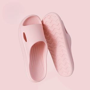 Différents styles et couleurs. Chaussons confortables et élégants. Design antidérapant pour pantoufles de salle de bain en fourrure pour adultes - Product Image 1