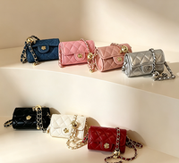 Sac à main matelassé de luxe pour femme avec chaîne camélia, mini sac bandoulière, porte-écouteurs, porte-monnaie, trousse de maquillage tendance