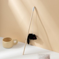 Vente en gros : Baguette interactive pour chat et chaton avec manche en bois et fourrure de lapin, pour soulager l'ennui