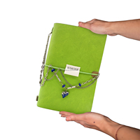 Carnet de voyage de luxe personnalisé en similicuir rouge avec pendentif métallique sur mesure et élastique