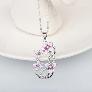 Collana con Ciondolo a Farfalla e Fiore per Donne, Gioielli di Moda con Motivo Floreale di Fiori di Prugno - Product Image 3