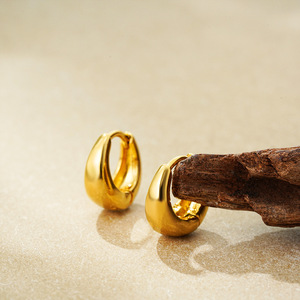<span class=keywords><strong>Orecchini</strong></span> a Cerchio Huggie in 3 Misure, Placcati in Oro 18K, Gioielli per Orecchie, Regalo per la <span class=keywords><strong>Mamma</strong></span>, Regalo per Damigelle, Regalo per la <span class=keywords><strong>Festa</strong></span> <span class=keywords><strong>della</strong></span> <span class=keywords><strong>Mamma</strong></span> - Product Image 4