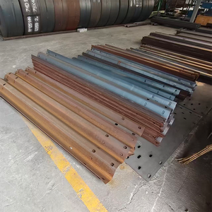 Plaque <span class=keywords><strong>de</strong></span> garde-corps en W <span class=keywords><strong>de</strong></span> haute résistance, galvanisée à chaud, durable, robuste, moderne et fiable pour la sécurité routière - Product Image 2