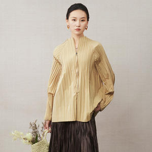 Manteau plissé fin et respirant de style coréen pour femme, col montant texturé élégant, manches à revers, vente en gros de vêtements en vrac - Product Image 1