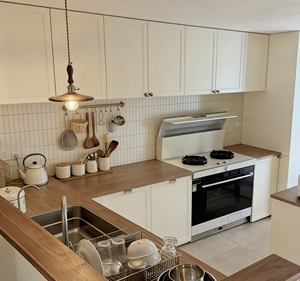 Cuisine européenne haut de gamme sans cadre |   Commodes modulaires crème + tiroirs à fermeture amortie |   Rangement pratique avec plateau en bois - Product Image 2