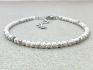 Pulsera de Howlite, Joyería Delicada con Piedras Preciosas, Cuentas Microfacetadas, Pulsera de Cristal, Joyería Minimalista, Pulsera con Piedras Preciosas Pequeñas - Product Image 5