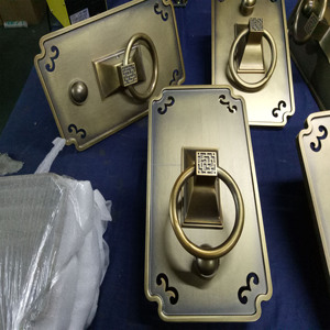 Nuova Maniglia a Anello per Porta in Ottone Anticato Stile Cinese con Piastra Rettangolare Incisa per Showroom di Materiali Edili e Showroom di Porte - Product Image 5