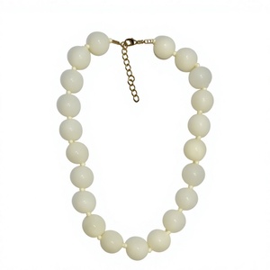 Collier Lariat Bohème Arc-en-ciel Multicolore en Résine Façonnée à la Main Écologique pour Femme, Bijou de Luxe avec Pierres Précieuses Colorées - Product Image 1