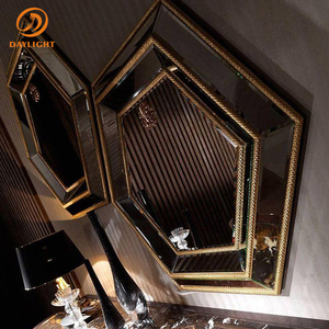 Miroir mural hexagonal moderne de luxe avec cadre superposé et emblème métallique en relief, miroir décoratif de style Art Déco pour villa - Product Image 2