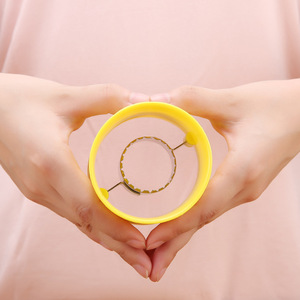 เครื่องแยกเมล็ดข้าวโพดแบบมือหมุน สีเหลือง อุปกรณ์ครัวพกพาสำหรับปอกเปลือกข้าวโพด - Product Image 3