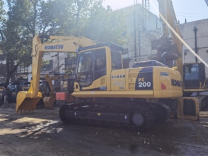 Excavadora Komatsu de segunda mano de 20 toneladas, excavadora mediana, excavadora de orugas, a la venta, componentes básicos, Motor y motor - Product Image 4