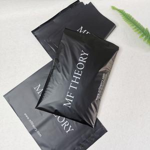 Sobres de Poliéster Ecológicos, Impermeables, Negros Mate, con Logotipo Personalizado, Reciclables y Ligeros para Bolsas de Ropa, Calcetines y Mensajería - Product Image 2