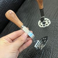 Écrase-pommes de terre de cuisine en acier inoxydable de qualité alimentaire, outil de pâtisserie en forme d'ours, broyeur domestique avec manche en bois pour patates douces et ignames