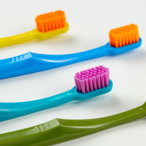 Brosse à dents adulte à poils en nylon colorés avec poignée en PP souple et fournisseur de brosse à dents pour brosse à dents souple - Product Image 1