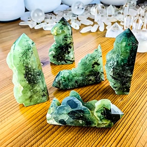 Spécimen de cristal de préhnite verte naturelle de haute qualité en forme de tour, druse, pour cadeaux de fêtes et décoration intérieure - Product Image 3