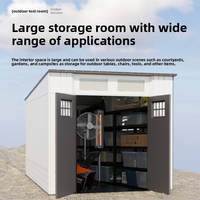 Maison conteneur démontable, grande remise extérieure à un étage avec fenêtre à persiennes pour le stockage sur camping