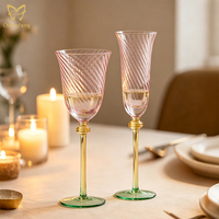 Ensemble de gobelets en verre artisanal français à motif tourbillonnant, couleur pastel, rose et vert citron, verres à vin à long pied pour mariage
