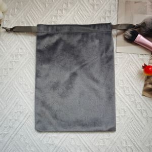 Pochette en velours gris avec impression de logo personnalisé pour bijoux, sac cadeau en velours à cordon personnalisé, emballage cosmétique - Product Image 3
